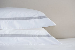 Savile Edge 220 Oxford Pillowcase Standard White/Silver